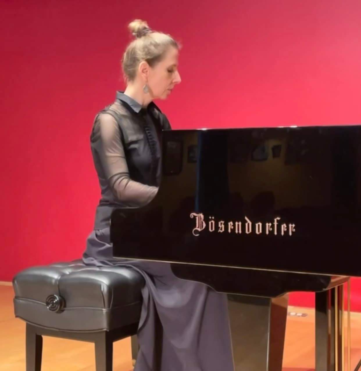 Irina Knust's piano studio background